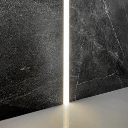 Gotowa oprawa LED ścienna IP68 IK08 – linia światła zoomLED® AQU srebrna