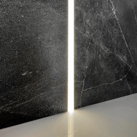 Gotowa oprawa LED ścienna IP68 IK08 – linia światła zoomLED® AQU srebrna