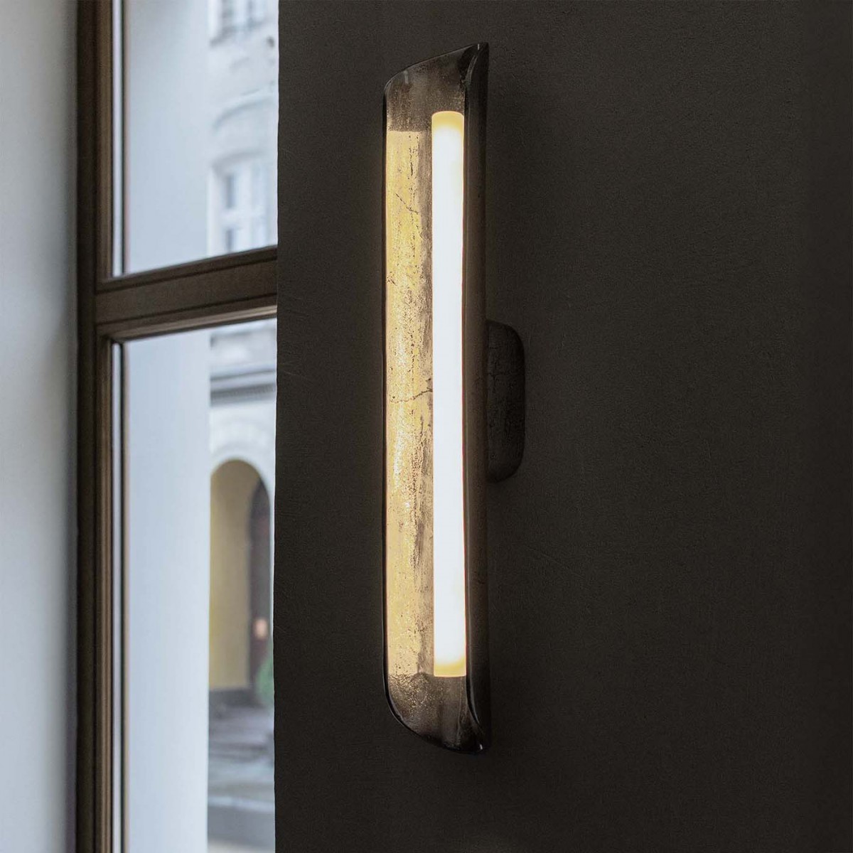 Aluminiowy kinkiet NURT Embassy Interiors