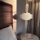 Eklektyczna szklana lampa wisząca Mémoire Embassy Interiors mosiądz