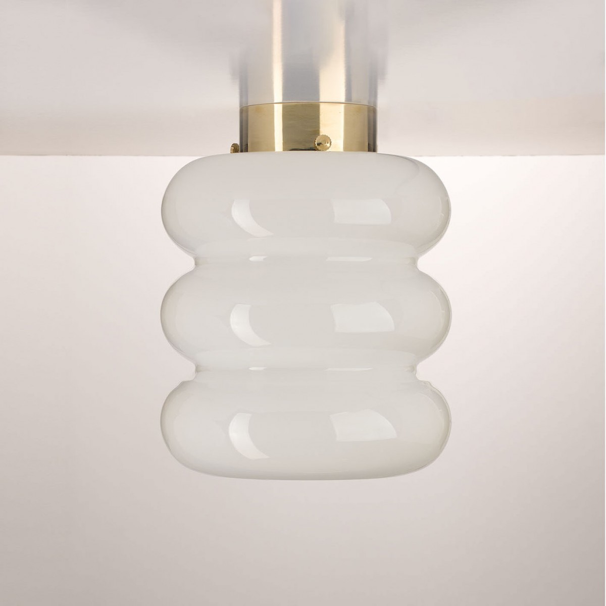 Eklektyczna szklana lampa wisząca Mémoire Embassy Interiors mosiądz
